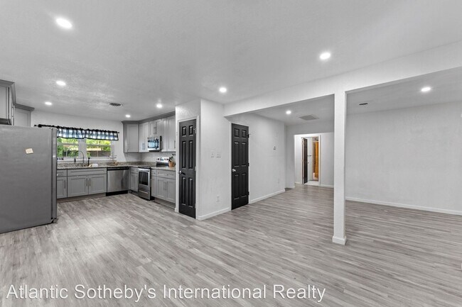 Building Photo - 4 br, 3 bath House - 4625 Larkin Street