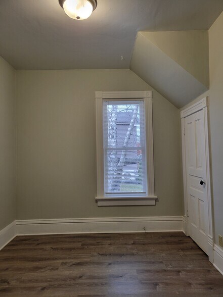 Building Photo - 213 S Webster St