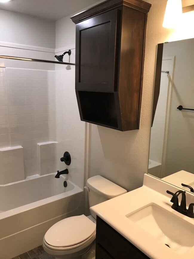 Building Photo - Gorgeous 2 bed/2 bath near Bunny Trail