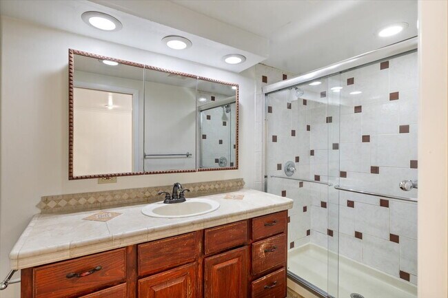 Building Photo - Spacious 3 bed 2.5 bath in Eastgate neighborhood.