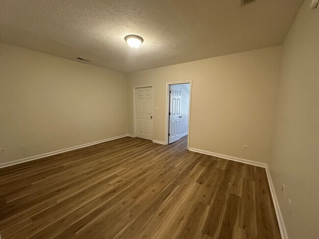 Building Photo - 3-bedroom, 3.5-bathroom nestled in Wyndhurst VA.