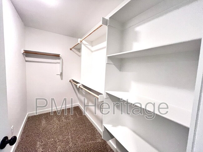 Building Photo - 991 Reading RR Ln