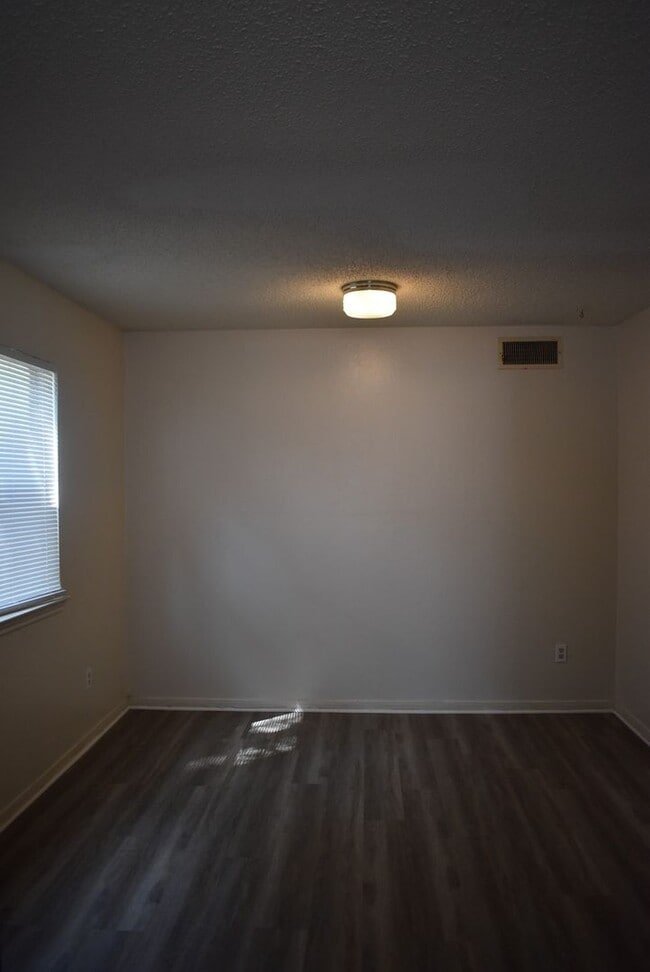 Building Photo - 221 W Robin Ln