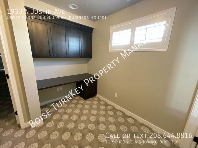 Building Photo - 1933 N Justin Ave