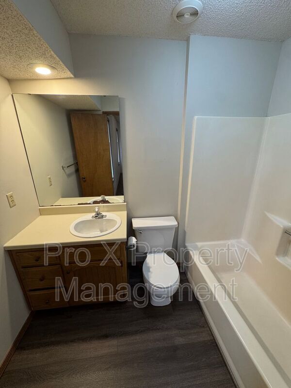Building Photo - 300-310 Streamside Ct