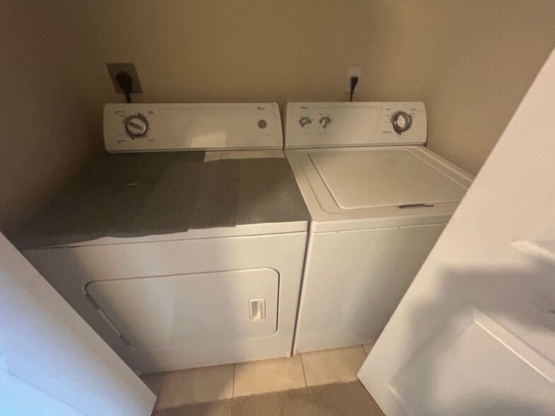 Building Photo - Spacious  3/2 ground floor unit
