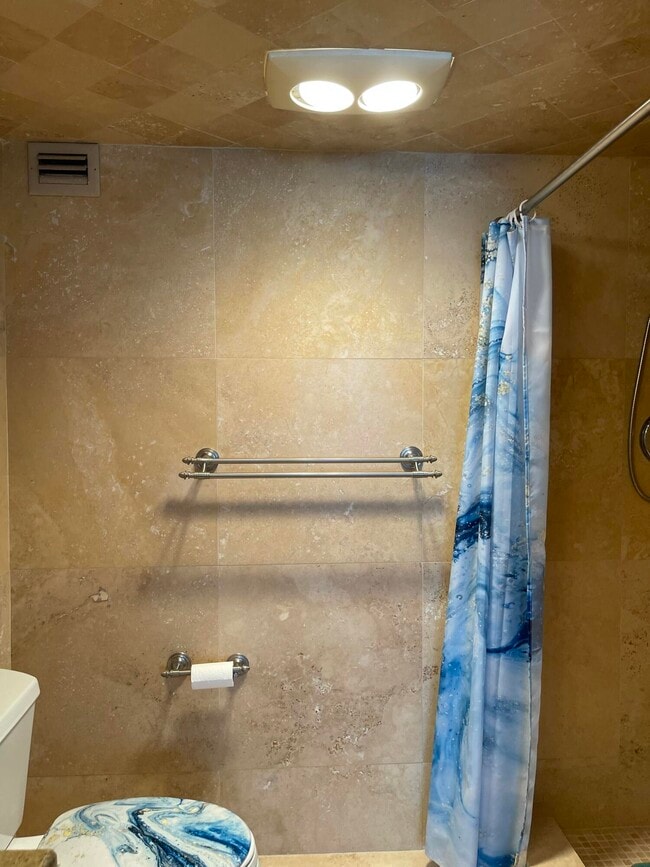 Building Photo - 1237 Hillsboro Mile