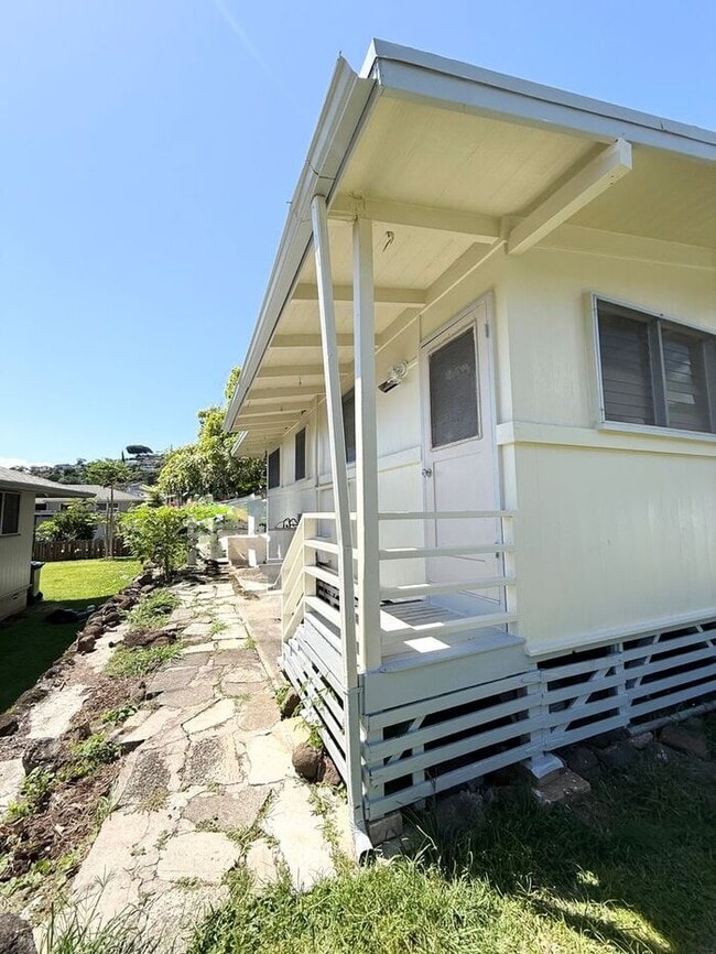 Building Photo - Pauoa Valley - 3 bedroom 1 bath house w/un...