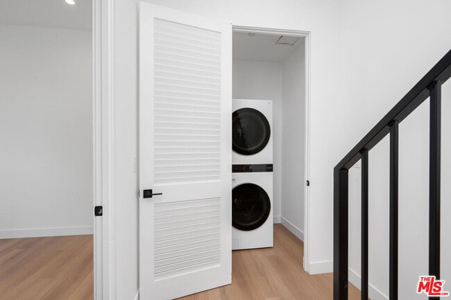 Building Photo - 726 Robinson St