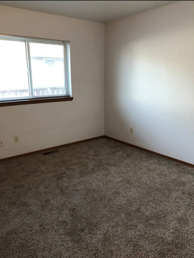 Building Photo - 501 E Walnut Cir