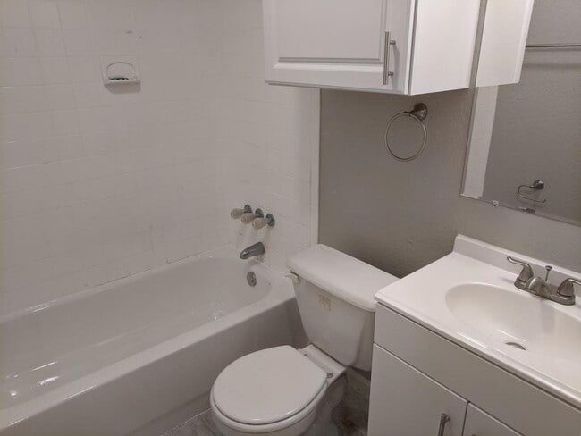 Building Photo - 5817 Spring Meadow Rd