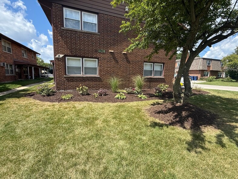 Building Photo - 9 N Whispering Hills Dr