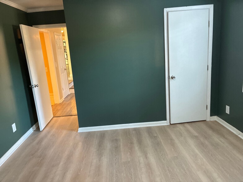 Building Photo - Room in House on Granada Pl