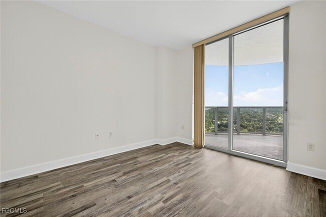 Building Photo - 3000 Oasis Grand Blvd