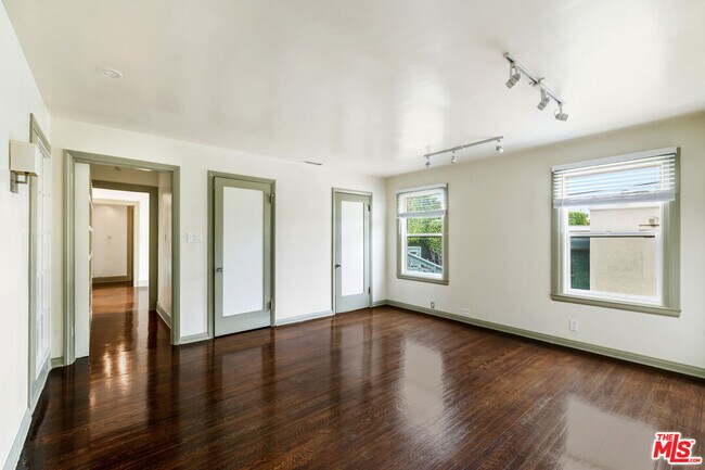 Building Photo - 803 N Rexford Dr