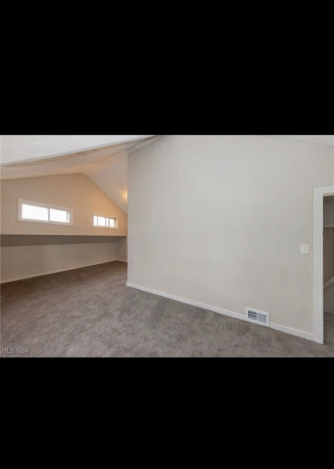 Building Photo - Charming 4-Bedroom Property in Prime Location