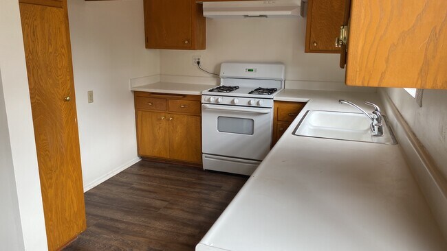 Building Photo - 770 E Mariposa St