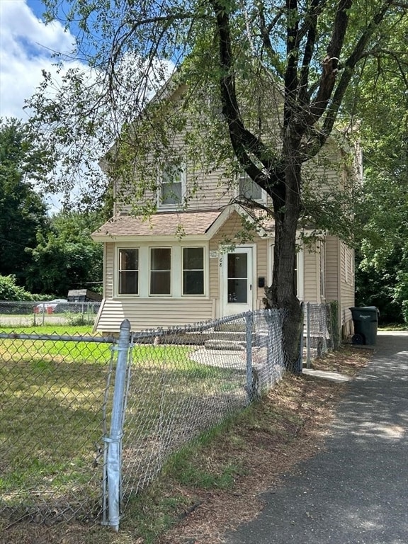 Primary Photo - 68 Benton St