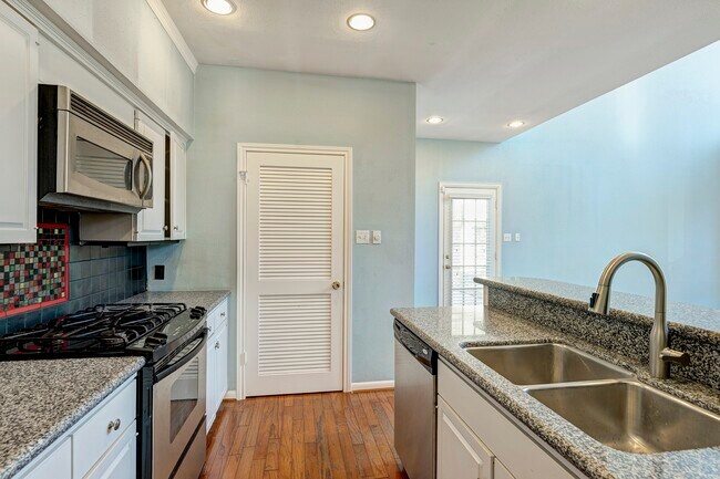 Building Photo - 5816 Lynbrook Dr