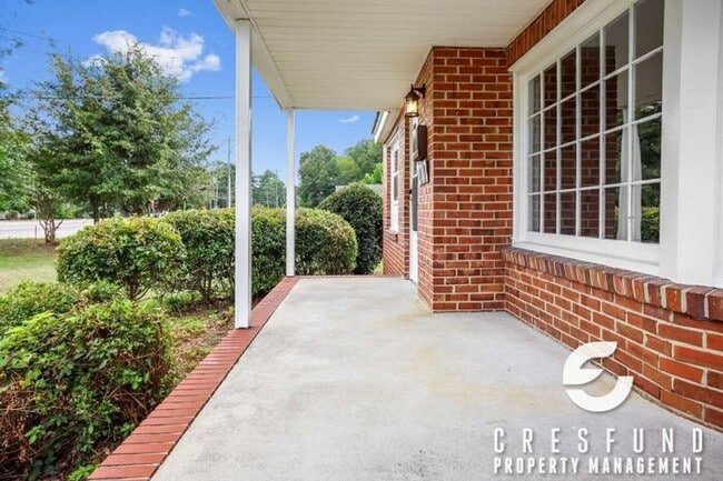 Building Photo - 3 Bedroom, 1 Bath with Fresh and Modernize...