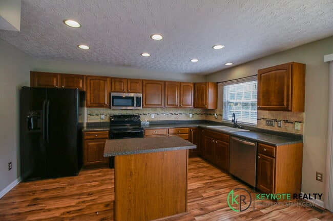 Building Photo - Gorgeous 3 Bedroom, 3 Bathroom Home Availa...