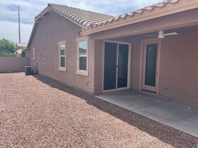 Building Photo - 5 Bedroom/3 Bath Home in Chandler!