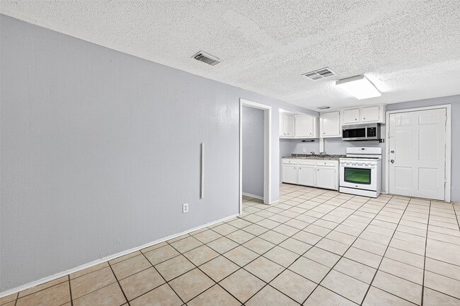 Building Photo - 9629 Sunnywood Dr