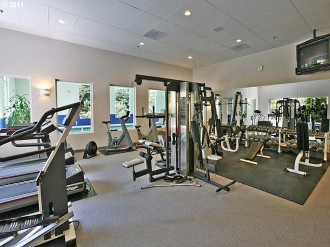 Building Photo - 2 Bedroom Quintet Condo off West Burnside ...
