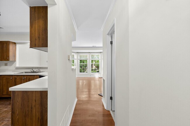 Building Photo - Spacious 1,440 SF Central West End Home with Garage Parking, Pool Access & Close to BJC/WashU
