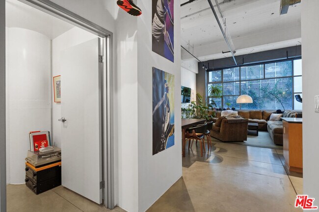 Building Photo - 1130 Flower St
