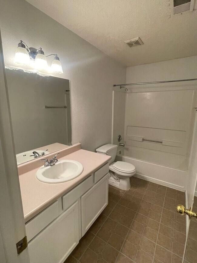 Building Photo - Beautiful 3 bedroom 2 bath home.