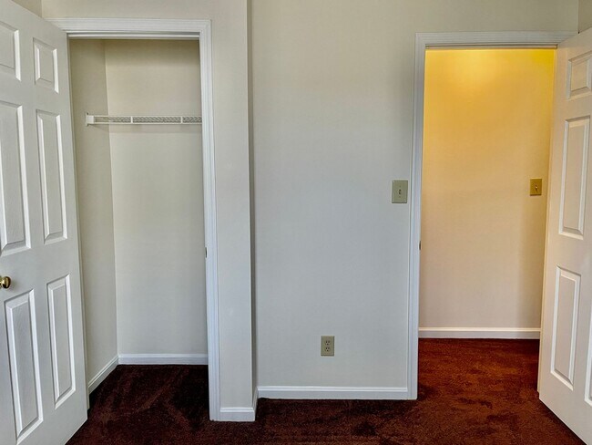 Building Photo - BEAUTIFUL THREE LEVEL TOWNHOME IN NORTH STAFFORD!