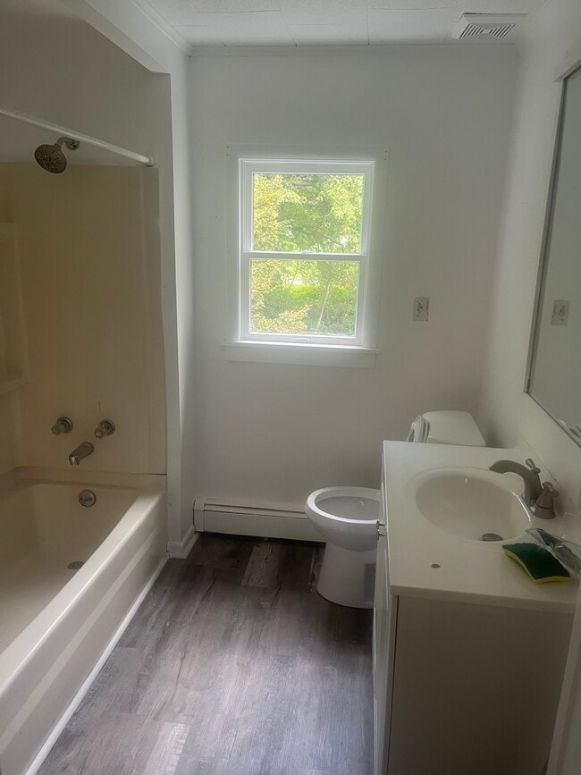 Building Photo - 206 Welles St