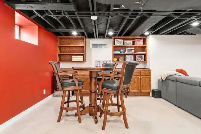 Building Photo - Beautifully Furnished Home – Move-In Ready!