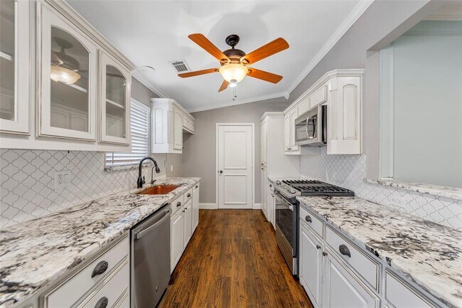 Building Photo - 4636 Versailles Ln