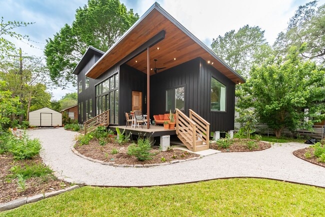 Building Photo - CHARMING, MODERN, CUSTOM HOME IN MID-CITY FOR RENT