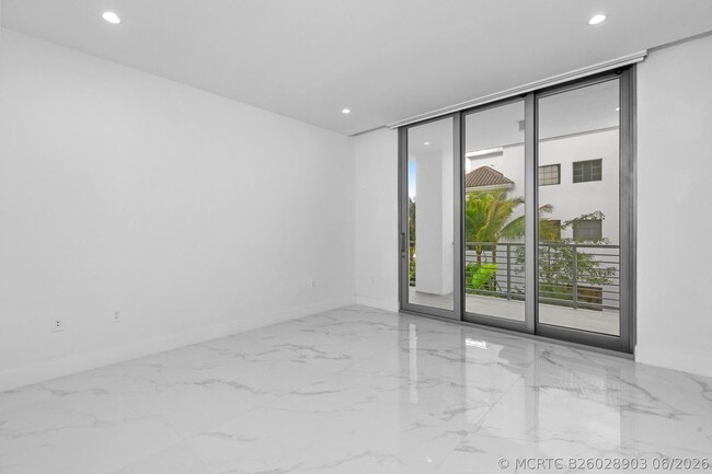 Building Photo - 495 E Royal Palm Rd