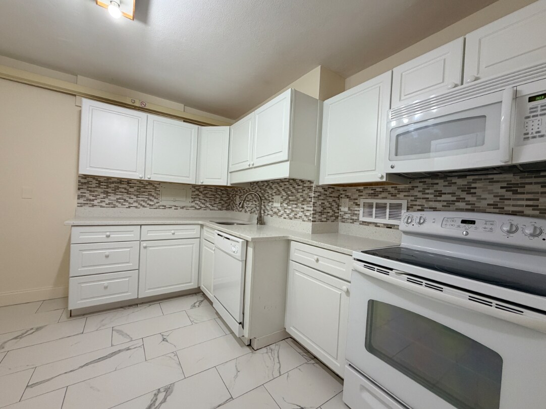 Building Photo - 16 Monmouth Ct