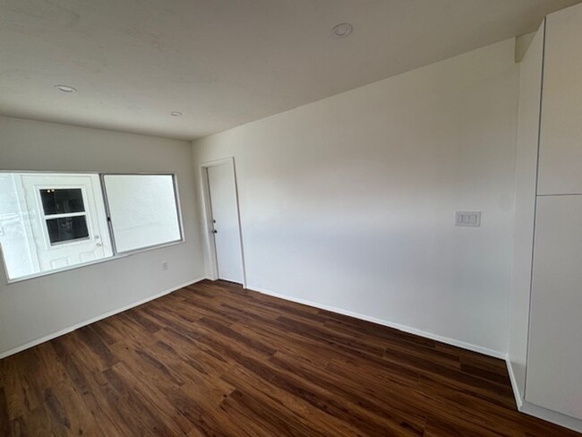 Building Photo - Recently Renovated 2 Bed / 2 Bath Apartmen...