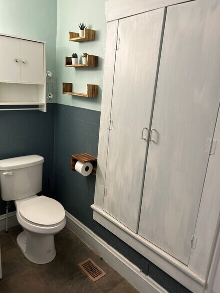 Building Photo - 1009 E Leicester Ave