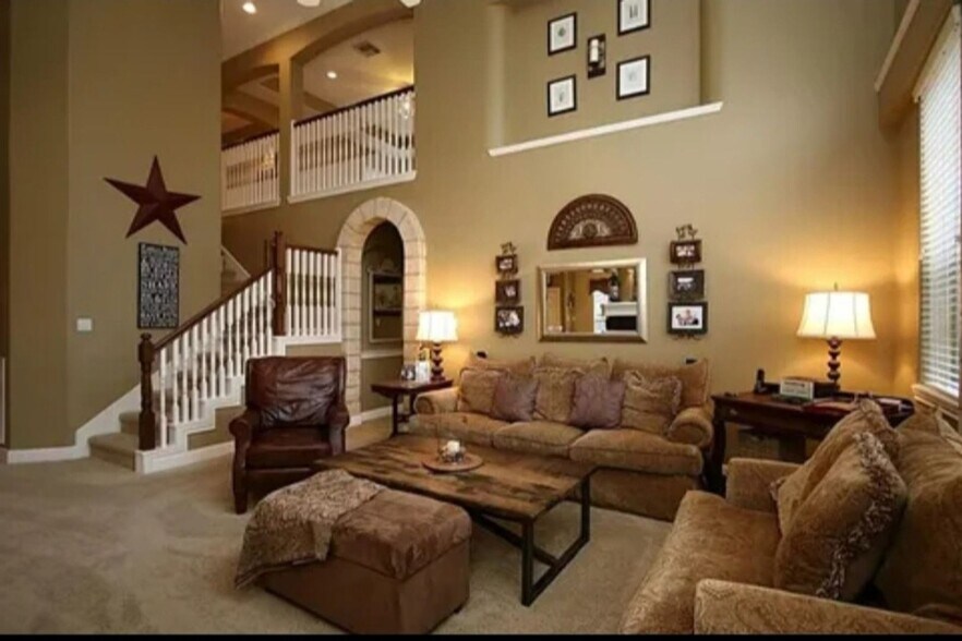 Building Photo - 5714 Sunset Oak