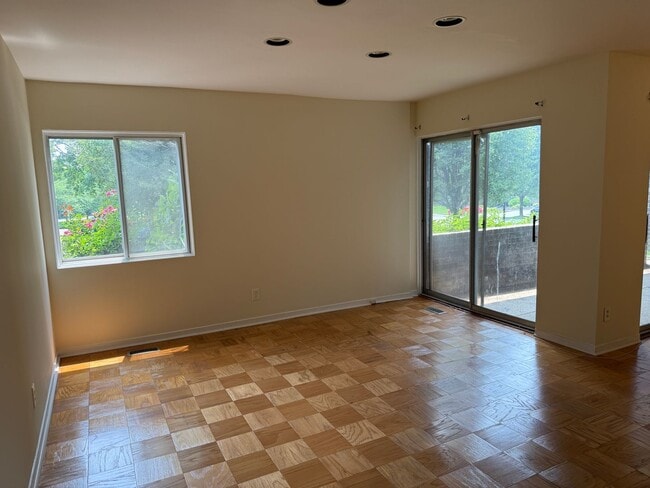 Building Photo - Chic & Comfortable 2BR/2BA Ground-Level Co...