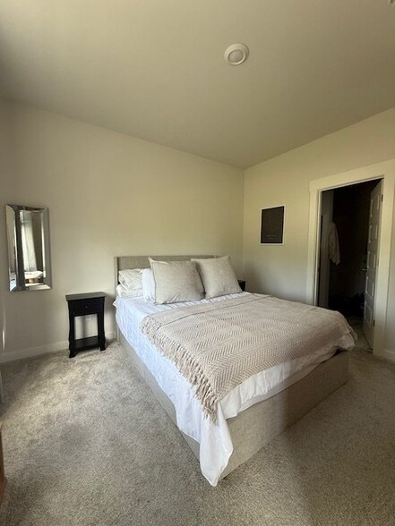 Building Photo - 639 Birdie Dr