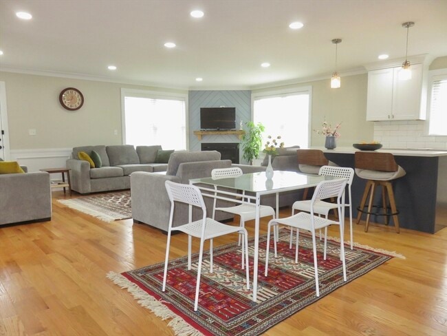 Building Photo - 32 Gale St