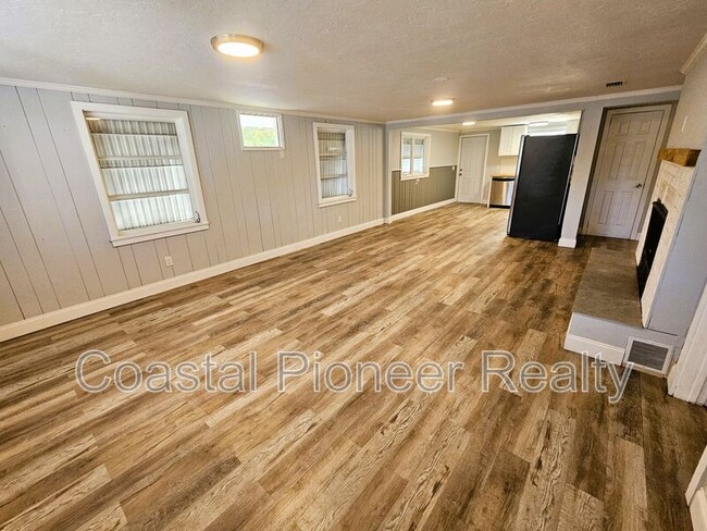 Building Photo - 501 25th Ave W