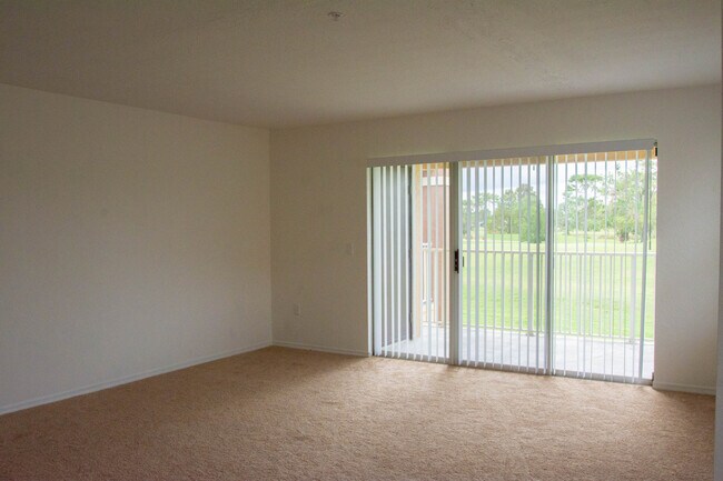 Building Photo - Second Floor Apartment with Balcony View! ...