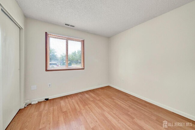 Building Photo - 601 Ravens Crest Dr