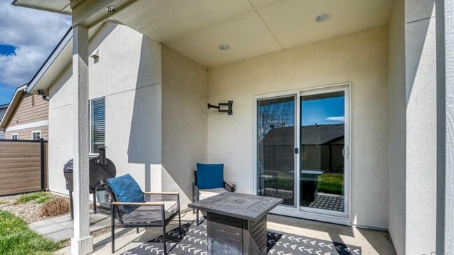 Building Photo - 5587 W Song Sparrow St