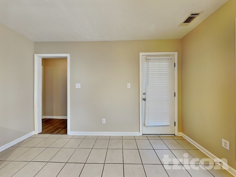 Building Photo - 2002 Dundee Way