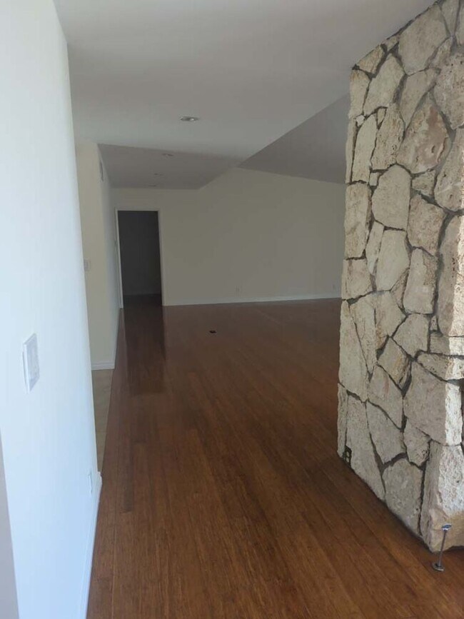Building Photo - Gorgeous 3 bed 2.5 bath home with stunning Ocean Views and lots of natural light, in the highly s...